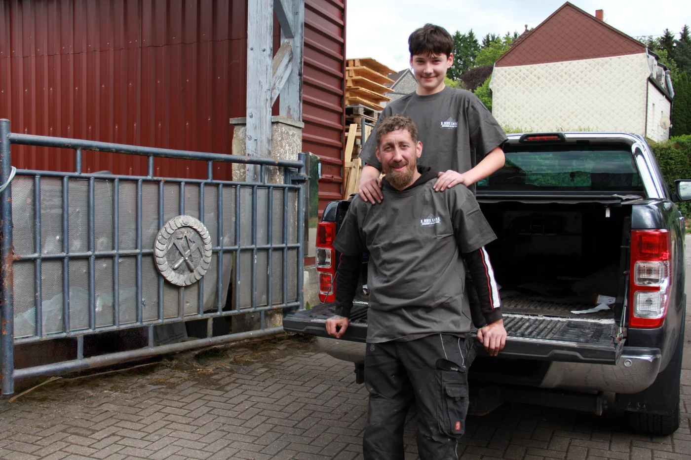 Tobias Keip mit seinem Sohn und Praktikant Philip Biel